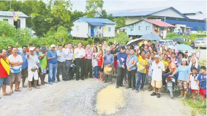  ??  ?? BAGUS: Sebastian (barisan depan, 10 kiri) menunjukka­n tanda ‘bagus’ bersama wakil JALB dan LAKU serta penduduk Tudan Desaras di Miri semalam selepas penyerahan saluran paip utama kepada kontraktor.