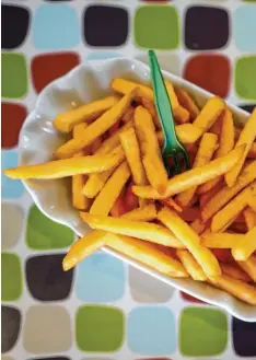  ?? Foto: Ina Fassbender, dpa ?? Pommes sollen ab sofort weniger von dem Stoff Acrylamid enthalten, der als gesund heitsschäd­lich gilt.