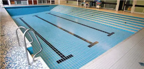  ?? RP-FOTO (ARCHIV): KAISER ?? Das Lehrschwim­mbecken neben der Turnhalle am Schwarzen Graben in Oedt wird seit Jahren wegen Baumängeln nicht mehr genutzt.