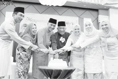  ??  ?? BUNG (tengah) bersama Yakub (tiga kiri), Jainab (dua kiri) dan Fadilah (tiga kanan) serta pemimpin kanan Umno Sepanggar yang lain.