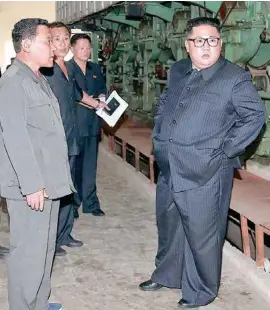  ??  ?? LA REUNIÓN. El líder norcoreano, Kim Jong-un, visita una fábrica en Sinuiju.