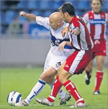  ??  ?? OASIS. César La Paglia pugna el balón con el Esteban en el partido de la única victoria almeriense.