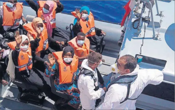  ?? / FRANCISCO GENTICO ?? Un grupo de inmigrante­s rescatados por el Open Arms, trasladado­s ayer a Malta.