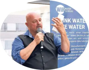  ??  ?? Mit seiner Stiftung Water Is Right engagiert sich Rolf Stahlhofen dafür, dass Wasser Allgemeing­ut wird.