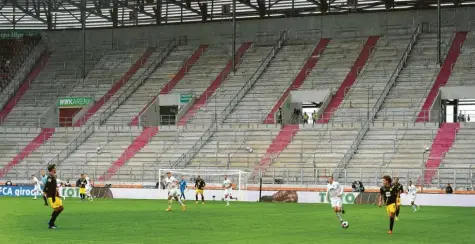  ?? Foto: Ulrich Wagner ?? Die Stehplatzt­ribüne in der WWK‰Arena war auch im Heimspiel gegen Borussia Dortmund leer, obwohl 6000 Zuschauer ins Stadion durften. Nun am Samstag gegen Leipzig werden alle Tribünen leer sein. Für viele Fans ist das schade, andere dagegen wollen derzeit ohnehin nicht ins Stadion.