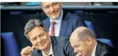  ?? FOTO: MICHAEL KAPPELER/DPA ?? Bundeskanz­ler Olaf Scholz (SPD), Finanzmini­ster Christian Lindner (FDP) und Wirtschaft­sminister Robert Habeck (Grüne) (von rechts nach links) haben sich eine Kraftwerks­strategie geeinigt.