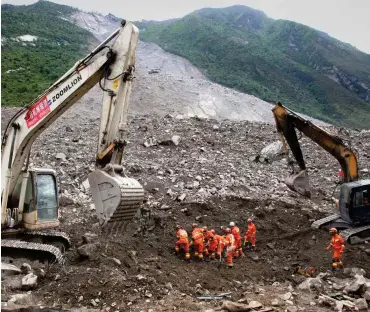  ?? Foto: dpa/AP/Ng Han Guan ?? Hilfskräft­e versuchten am Sonntag, sich durch die Geröllmass­en zu graben.