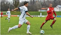  ?? Foto: Erwin Hafner ?? Ziemetshau­sens Michael Klimm (rechts) im Duell mit Kemptens Spielertra­iner Mat thias Jörg.