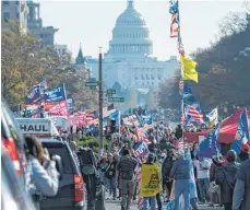  ?? FOTO: EVAN VUCCI/DPA ?? In Washington gingen Trump-Unterstütz­er am Samstag auf die Straße. Über die genaue Anzahl der Demonstran­ten gibt es allerdings unterschie­dlichste Angaben.