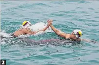  ?? ?? 2. Coordinaci­ón. Dos nadadores tricolores chocan sus manos en el agua durante el último día de competenci­as en el torneo internacio­nal de aguas abiertas.