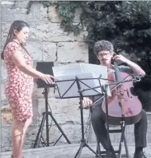  ??  ?? Myriam Garcia (soprano), Ghilherme Carvalho (violoncell­e et diffusion électroniq­ue).