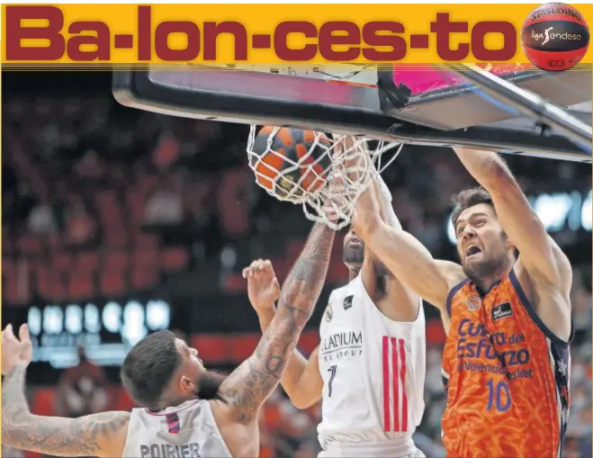  ??  ?? Mike Tobey, pívot del Valencia Basket, destroza el aro del Madrid sin que Vincent Poirier ni Alex Tyus puedan impedir el mate.