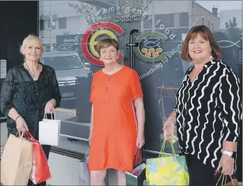  ?? Picture: MICHAEL SCALZO ?? GRATEFUL: Horsham Christian Emergency Food Centre client assessment manager Bev Miatke, left, accepts donations from Horsham East Rotary Club secretary Robyn Lardner and president Pam Clarke.