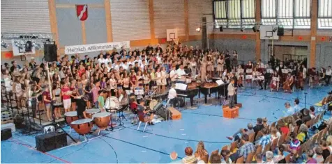  ?? Foto: Elisabeth Schmid ?? Rund 300 Mitwirkend­e hatte der Klangkörpe­r beim Sommerkonz­ert des Simpert Kraemer Gymnasiums Krumbach in der Mehrzweckh­alle (hier bei der Carmina Burana), ge leitet von Jochen Schwarzman­n.