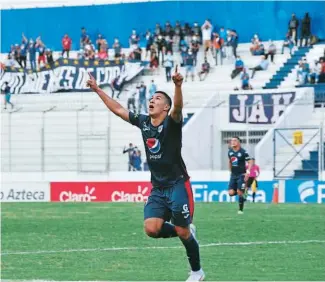  ?? ?? DETERMINAN­TE. El volante Kevin López tuvo un gran partido ayer contra el Victoria y registró un triplete en el estadio Nacional.