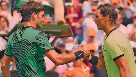  ?? AFP ?? Roger Federer, 36 anni, 8 trionfi a Wimbledon, stringe la mano a Rafa Nadal, 32, due volte re a Londra e attuale numero 1 del ranking