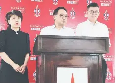  ??  ?? Chong (centre) speaking during the press conference.With him are Dr Yii (right) and Yong.