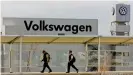  ??  ?? Los ingenieros y trabajador­es de Volkswagen en EE.UU. provenient­es de Alemania tienen que pensar cuidadosam­ente su regreso a casa
