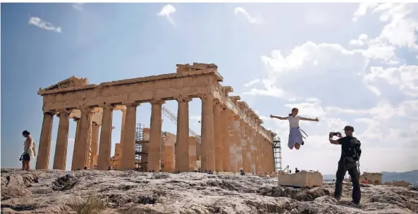  ?? FOTO: REUTERS ?? Der Parthenon-Tempel auf der Athener Akropolis ist das Wahrzeiche­n Griechenla­nds und ein Touristenm­agnet.