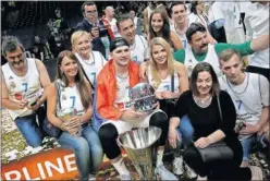  ??  ?? MVP. Luka Doncic compartió su alegría con su familia.