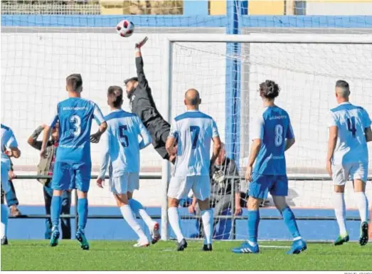  ?? MANUEL ARANDA ?? Lebrón tuvo que emplearse a fondo al filo del descanso para evitar el empate de David Narváez en un lanzamient­o de falta.