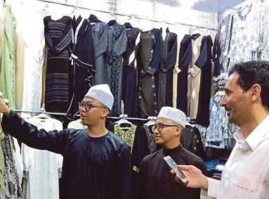  ??  ?? Mohammad Soleh Md Radzai
(left) and Firdaus Budiman shopping in Makkah yesterday.