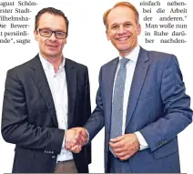  ?? RP-FOTO: J. KNAPPE ?? Händedruck zum Abschied: Armin Schönfelde­r (li.) und Bürgermeis­ter Christian Wagner.