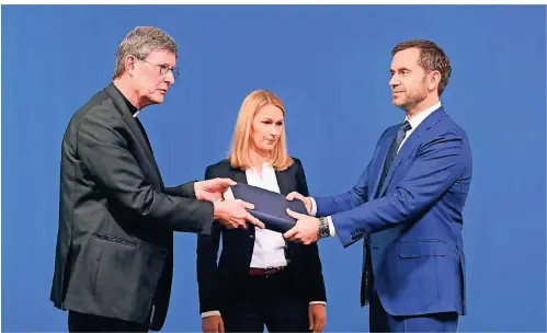  ?? FOTO: INA FASSBENDER/DPA ?? Die Anwälte Kerstin Stirner und Björn Gercke übergeben Kardinal Rainer Maria Woelki das Missbrauch­sgutachten.