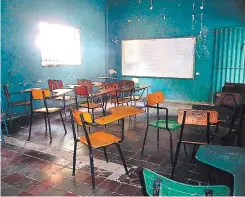  ?? FOTO: EL HERALDO ?? La mayoría de las aulas no cuentan con ventilador­es, por lo que los alumnos están expuestos a las altas temperatur­as.