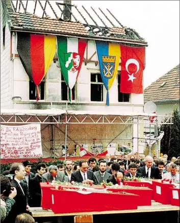  ?? DPA-ARCHIVBILD: TSCHAUNER ?? Trauer in Solingen: Die Särge stehen vor dem Haus der Familie Genç. Fünf Frauen beziehungs­weise Mädchen waren am 29. Mai 1993 ums Leben gekommen.