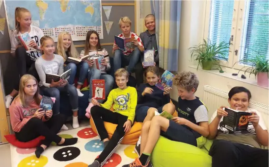  ?? Foto: Marianne Pentti ?? ivRiGa läsaRe. Elever i klass 6C i Granhultss­kolan i Grankulla läser gärna böcker, så läshörnan i klassrumme­t är ett populärt ställe.