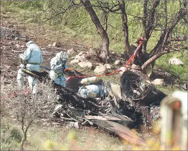  ?? FOTOS: AFP Y AP ?? RESTOS. Peritos inspeccion­an los del F16 israelí que derribó la artillería siria y cayó cerca de Haifa.