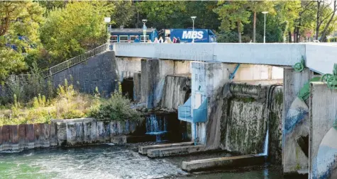  ?? Foto: Silvio Wyszengrad ?? Am hintersten Wehrfeld des Hochablass­es soll die neue Fischtrepp­e aus Beton entstehen. Gebaut wird sie nach derzeitige­m Stand im Jahr 2022.