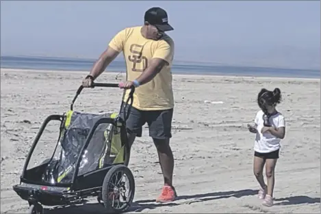  ?? PHOTO BRYAN HELLIOS ?? A father and daughter participat­e in the Salton Sea Stroll held Saturday near Bombay Beach.