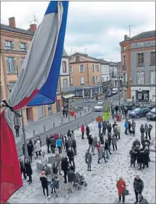  ??  ?? Drapeaux en berne