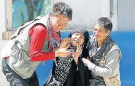  ?? REUTERS ?? Relatives of victims in the suicide bombing mourn at a Kabul hospital.