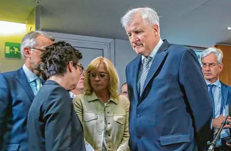  ?? Foto: Wolfgang Krumm, dpa ?? Betretene Mienen: Innenminis­ter Horst Seehofer und Bamf Chefin Jutta Cordt (mit dem Rücken zum Betrachter) nach der Sondersitz­ung des Bundestags Innenaussc­husses. Inzwischen wird darüber gestritten, ob die Bamf Affäre schnell genug aufgearbei­tet wird.