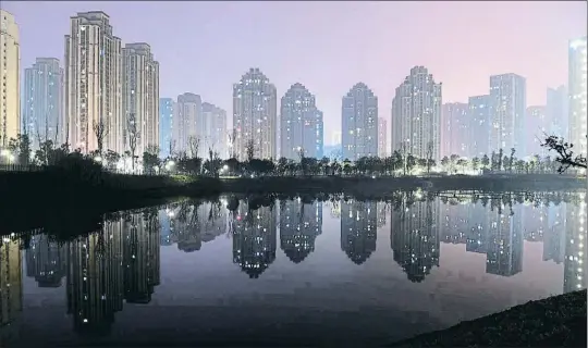  ?? CHINA NEWS SERVICE / GETTY ?? Uno de los grandes barrios residencia­les de Chongqing, la ciudad más poblada de China