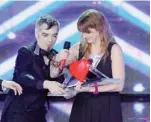  ??  ?? Insieme Chiara Galiazzo, 26 anni, con Morgan: la cantante padovana ha vinto la sesta edizione di «X Factor»