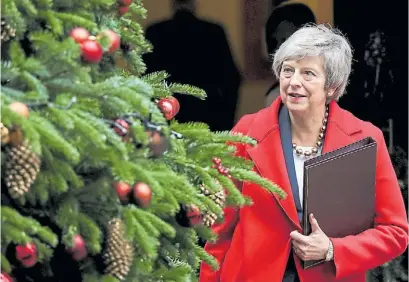  ?? AFP ?? Fiestas duras. La premier May ayer junto a un árbol de Navidad. El Brexit sigue mostrando desafíos.
