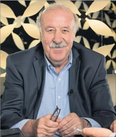  ??  ?? DE VISITA. El ex selecciona­dor nacional Vicente del Bosque estuvo de visita en la isla de Gran Canaria.