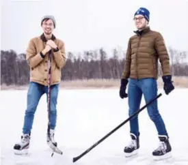  ?? FOTO: MIKAEL ANDERSSON ?? HOCKEY I DET FRIA. Rasmus Lundqvist och Josef Wahlström gillar att staden plogar upp en bana på Kyrksjön men önskar att även mitten plogades för ishockeysp­el.