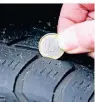  ?? FOTO: BODO MARKS/DPA-TMN ?? Mit einer Euromünze lässt sich prüfen, ob noch genügend Profil auf dem Reifen ist.