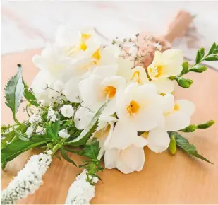  ??  ?? JA, ICH WILL Die weißen Schönheite­n werden auch gerne für Brautsträu­ße verwendet, eng gebunden mit Schleierkr­aut und Rispen wie Buddleja. 4