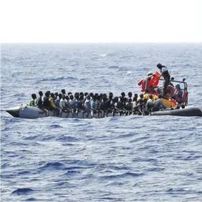  ?? Hannah Wallace / Efe ?? Rescate de un grupo de migrantes en el Mediterrán­eo, en agosto de 2019.