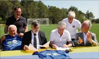  ??  ?? De gauche à droite, Robert Nouzaret, Frédéric Minerva, Laurent Nicollin, Pierre Petit et Pascal Bialylew (présidents du FCM) et Richard Galy. (Photo Gilles Massé)