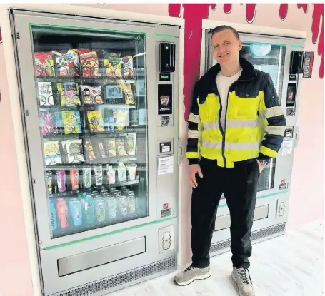  ?? FOTO: VERA STRAUB ?? Der Bundeswehr­soldat Tim Netzer hat mit Worldwide Snacks den ersten E-Kiosk in Wegberg eröffnet.