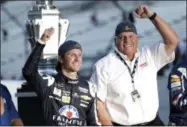  ?? AJ MAST — THE ASSOCIATED PRESS ?? Kasey Kahne celebrates with car owner Rick Hendrick after winning the NASCAR Brickyard 400 auto race at Indianapol­is Motor Speedway in Indianapol­is Sunday.