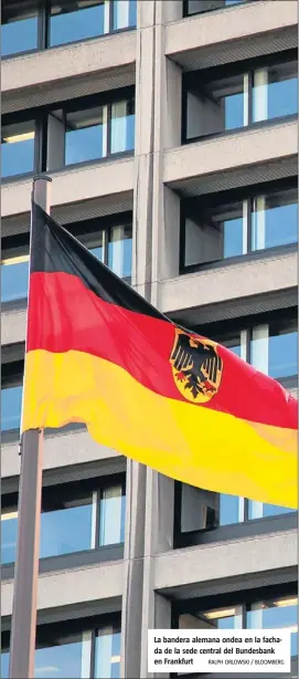  ?? RALPH ORLOWSKI / BLOOMBERG ?? La bandera alemana ondea en la fachada de la sede central del Bundesbank en Frankfurt