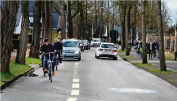  ?? RP-FOTO: KAISER ?? Die Ludwig-Jahn-Straße am Kempener Gymnasium Thomaeum ist seit Jahren eine so genannte Fahrradstr­aße. Hier haben Radfahrer absoluten Vorrang. Viele Autofahrer, die das Krankenhau­s ansteuern, wissen das aber nicht.